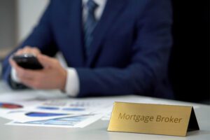 Experienced mortgage broker using mobile app, studying situation on market
